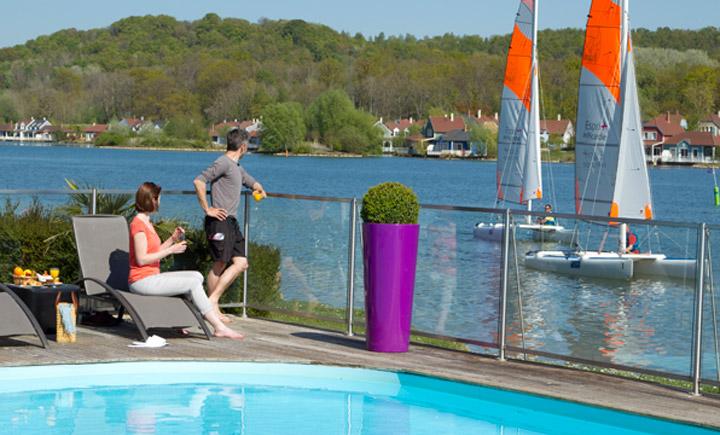 Relax by the pool at the Hôtel du Golf de l'Ailette