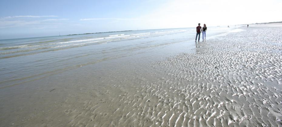 Dip into Dunkerque - 2 Dunkirk with its long fine-sand beaches perfect for recharging your batteries in the fresh air.