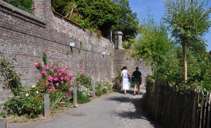 File:Château de Compiègne - Tunnel to Garden.jpg - Wikimedia Commons