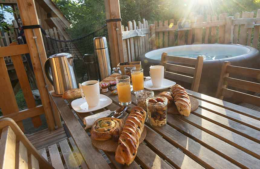 Breakfast is delivered to your treehouse in a hamper at Le Bois de Rosoy  near Disneyland Paris, France