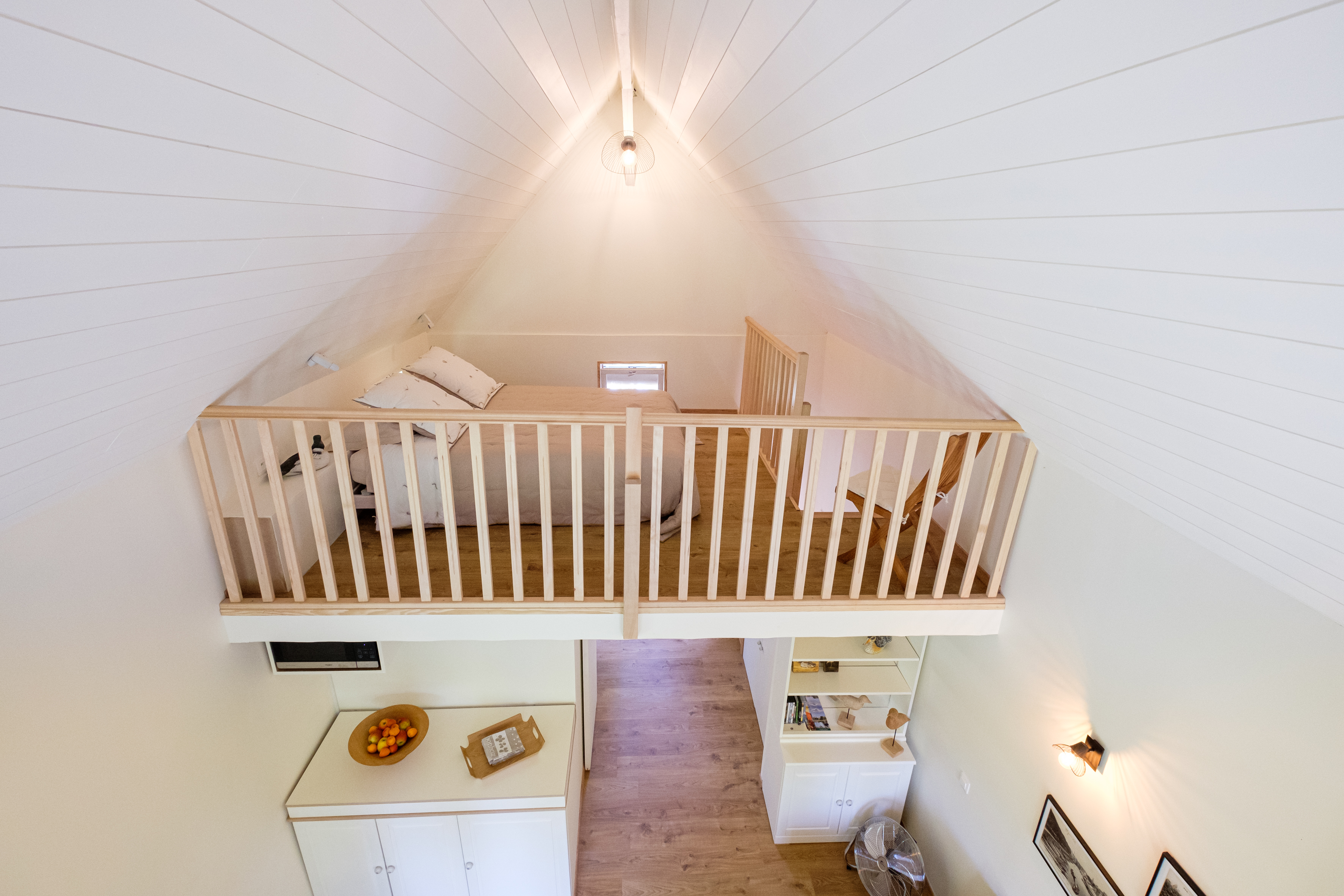 Mezzanine bedroom at Ch’Canard holiday cottage at the heart of Amiens’ Hortillonnages floating gardens