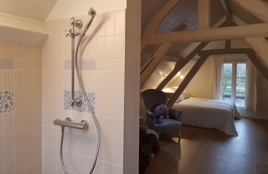 Your bathroom at Chés-Mouch'à-Miel, your holiday cottage nestling in Amiens’ famous floating gardens or ‘Hortillonnages’