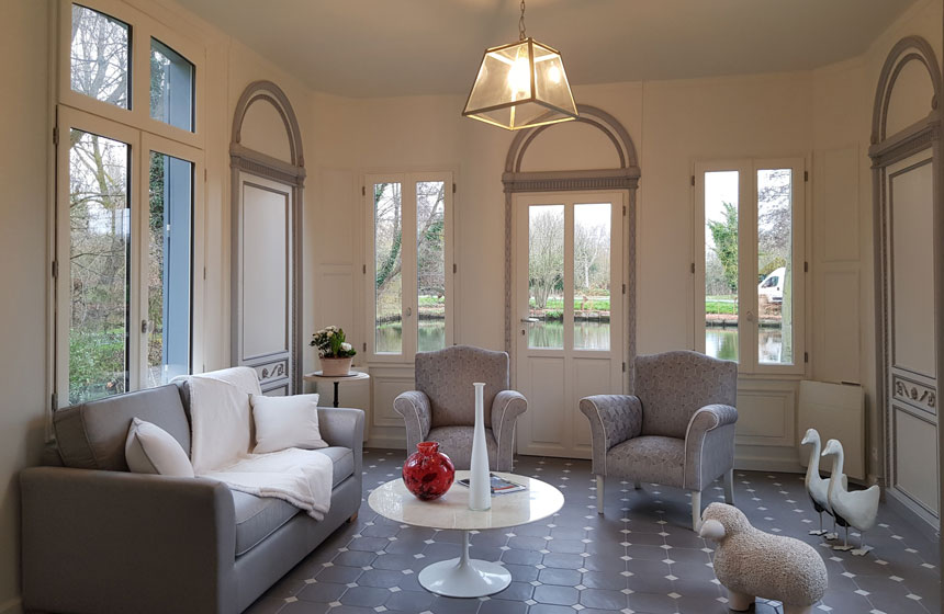 The sitting room at your Amiens holiday cottage Chés-Mouch'à-Miel, at the heart of the Hortillonnages floating gardens