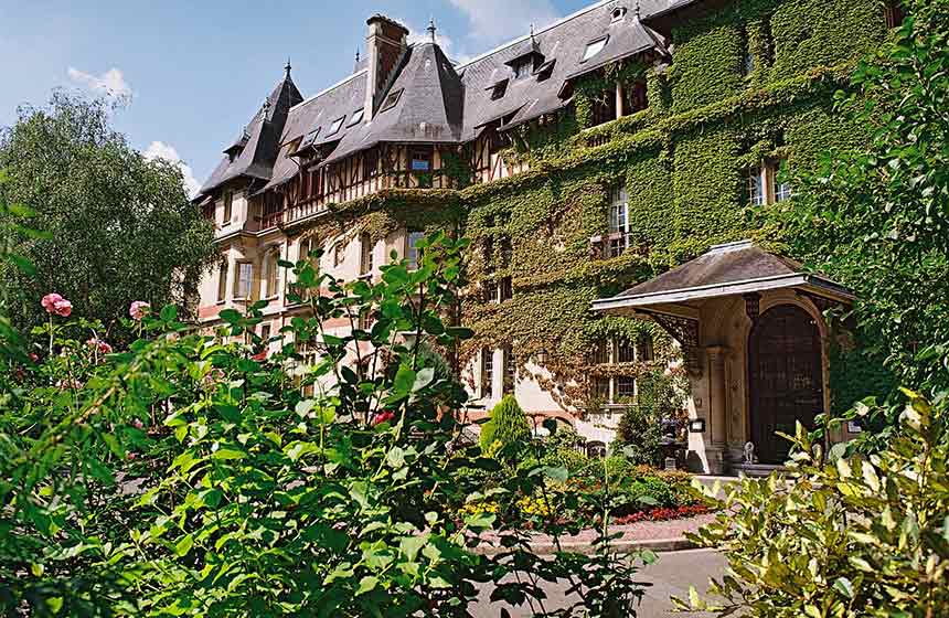 Château-de-Montvillargenne hotel is a stunning setting for your romantic weekend break in Chantilly, Northern France