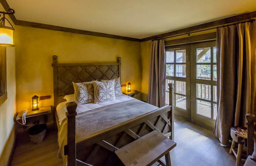The calming and earthy wooden décor of the bedrooms helps you build up your strength for a day of thrills! 