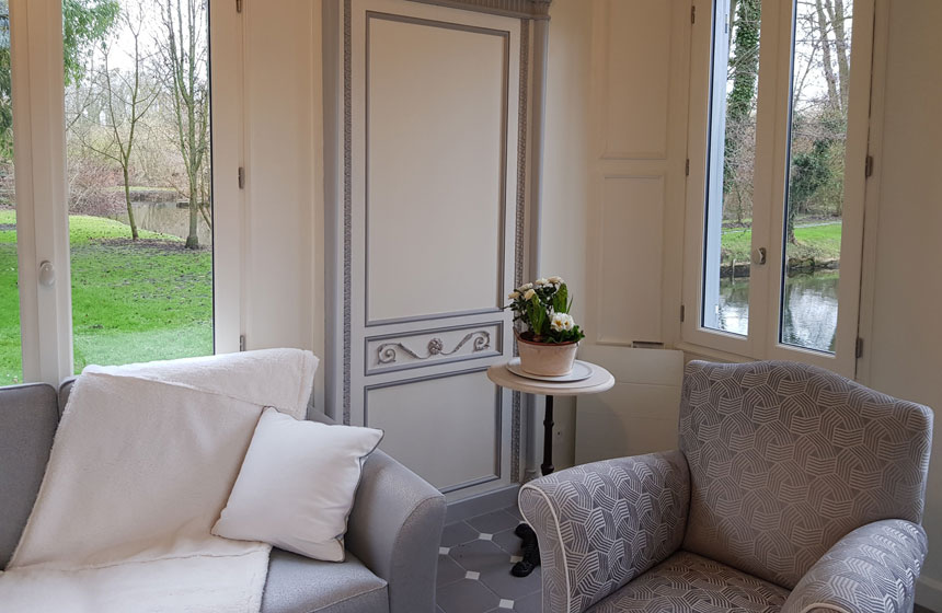 The sitting room at your Amiens holiday cottage Chés-Mouch'à-Miel, at the heart of the Hortillonnages floating gardens