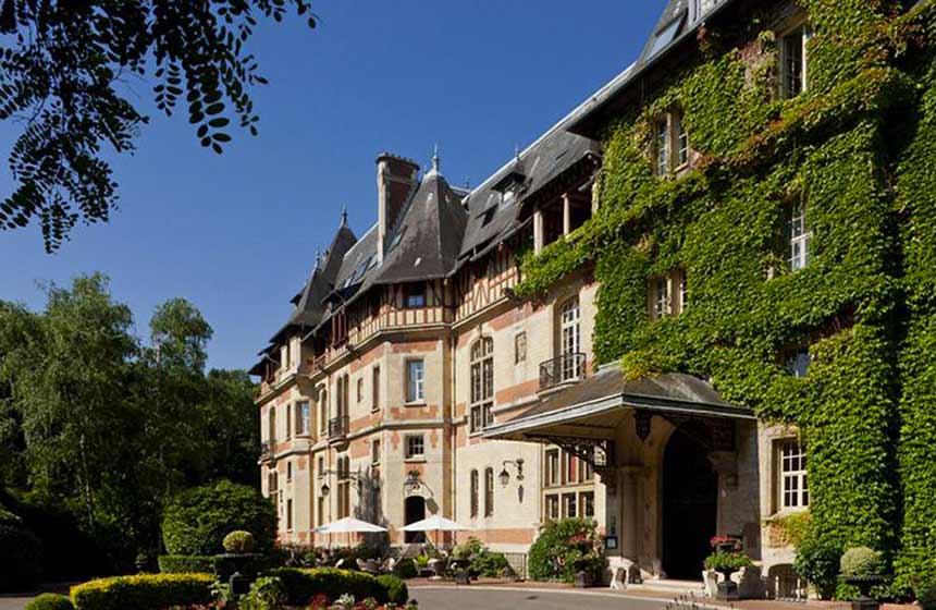 The stunning architecture of Château-de-Montvillargenne hotel is the perfect setting for your romantic weekend break in Chantilly