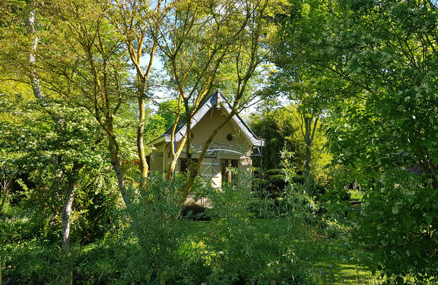 Enjoy a romantic weekend break at Ch'Canard, an Amiens holiday cottage at the heart of the Hortillonnages floating gardens in Northern France