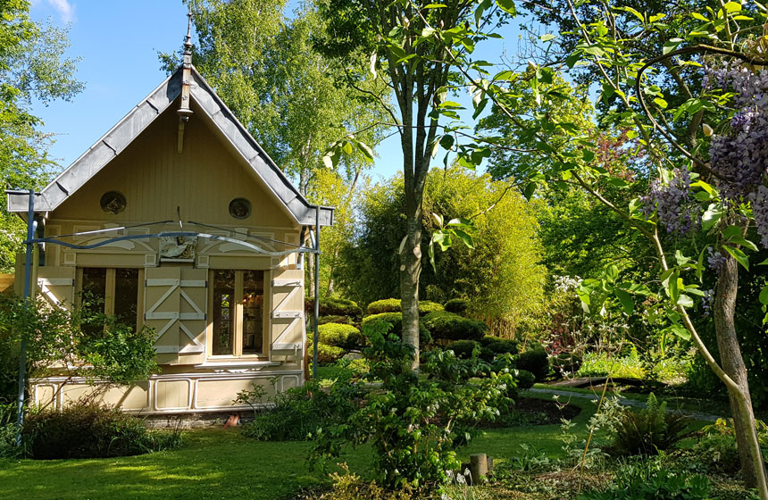 Ch'Canard is an Amiens holiday cottage with a difference ─ a pleasantly unusual place to stay at the heart of the Hortillonnages floating gardens in Northern France