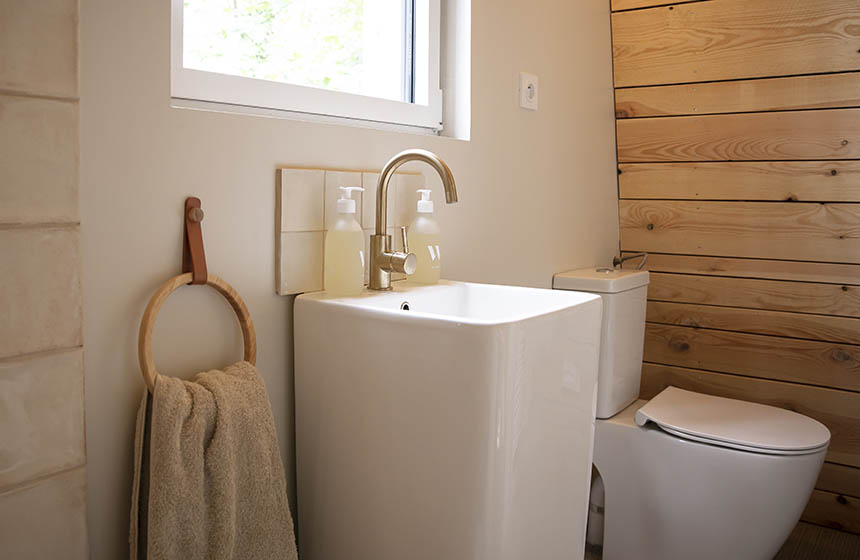 The bathroom in your cabin at Bain de Forêt