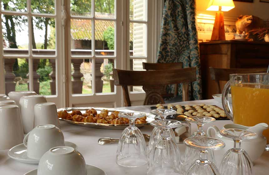 The breakfast at Villa du Châtelet bed and breakfast in Compiègne, Northern France