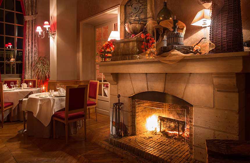 Guests love the cosy and convivial atmosphere in the chateau's restaurant