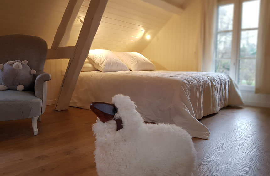 Your bedroom at Chés-Mouch'à-Miel, at the heart of the Hortillonnages floating gardens