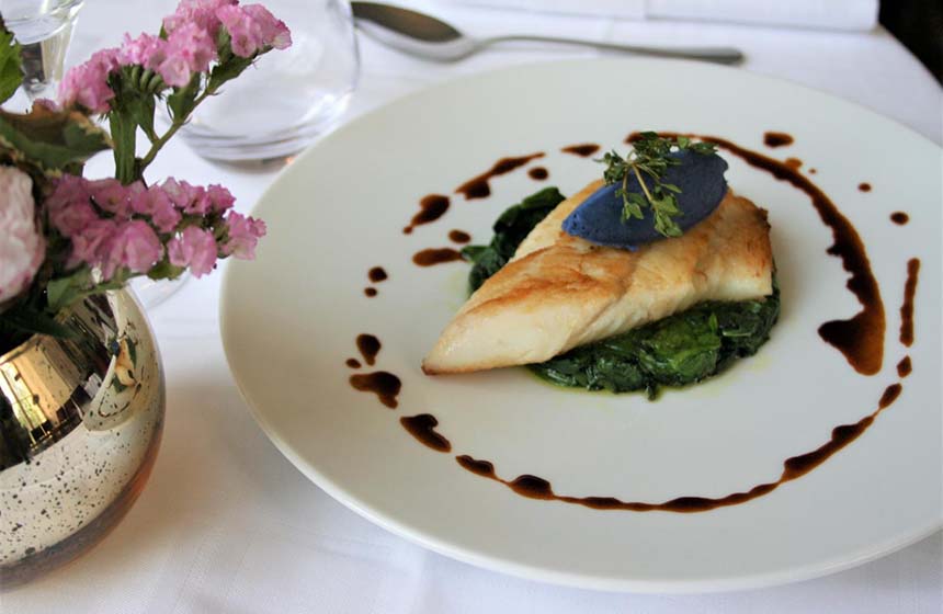 Dine in! Make the most of the fine-dining experience on site at the Ermenonville hotel