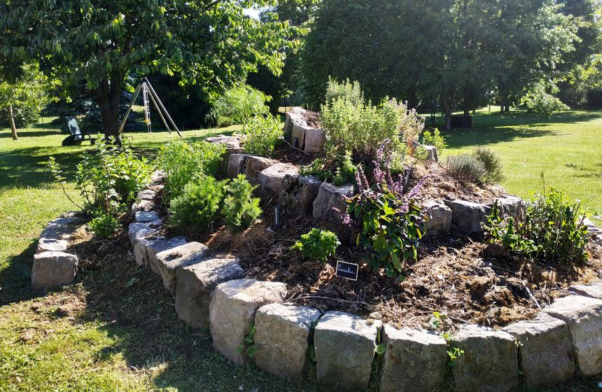 The herb spiral designed along permaculture principles - Le Tilleul des Marais