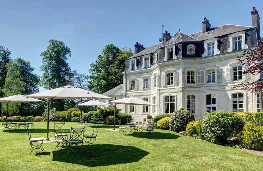 Château Cléry in Hesdin l'Abbé within easy reach of Calais sits majestically between its ornamental lake and its vast parklands