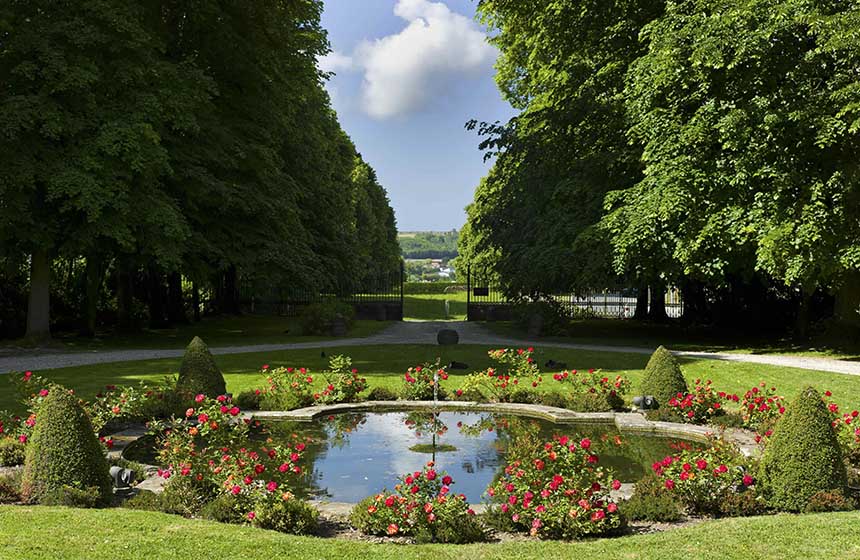 Château Cléry in Hesdin l'Abbé within easy reach of Calais sits majestically between its ornamental lake and its vast parklands