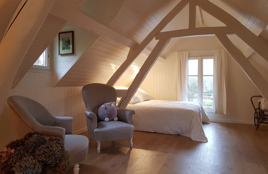 Your bedroom at Chés-Mouch'à-Miel, at the heart of the Hortillonnages floating gardens