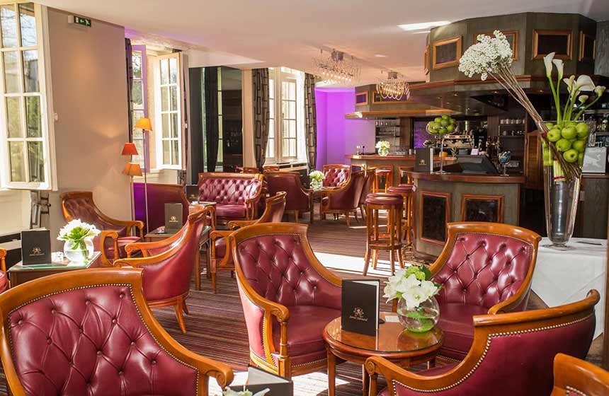 Enjoy a romantic aperitif at Château de Montvillargenne’s hotel bar