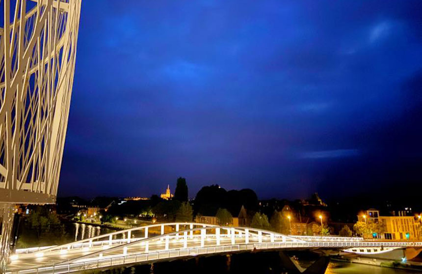 Enjoy the panoramic view of the 'Pont Neuf' (new bridge) from your hotel in Compiègne