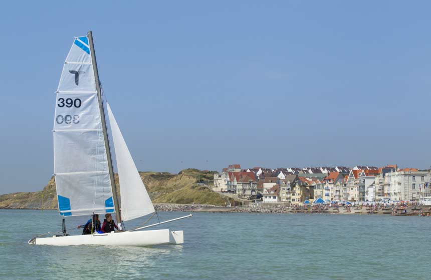 Watch the graceful gliding of a catamaran on the Opal Coast ‒ and have a go yourself!