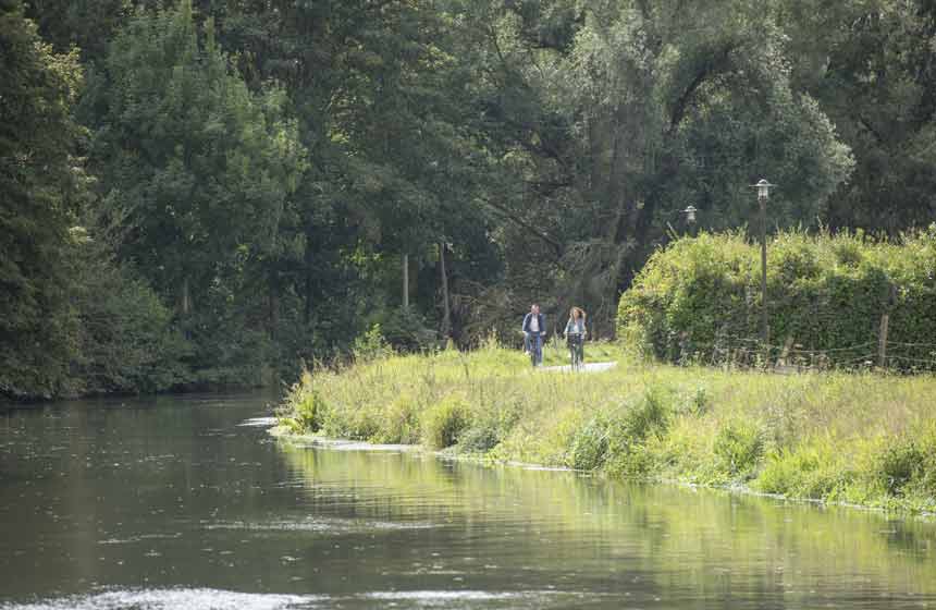 Cycling path along the river Somme, all the way to the Somme bay for the most adventurous