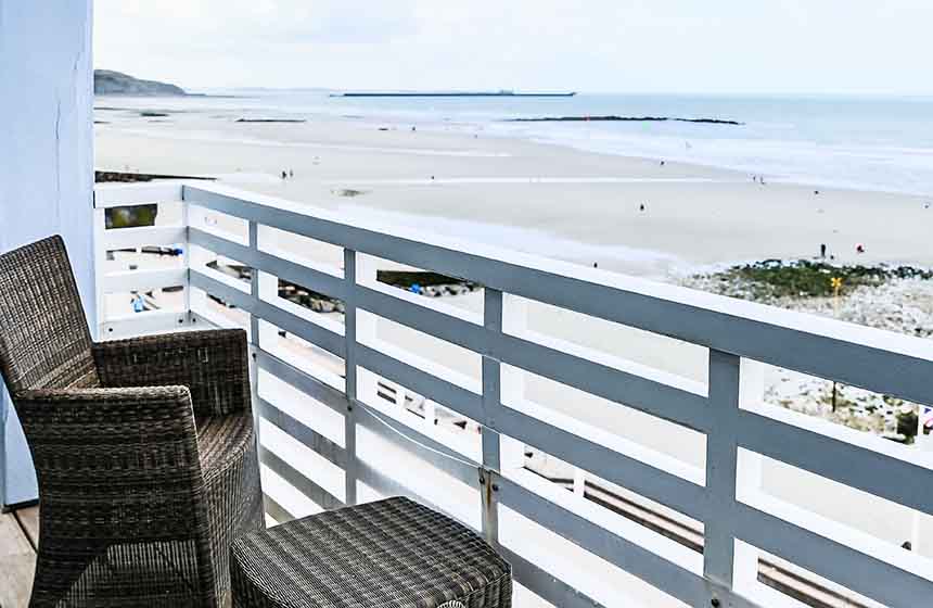Enjoy the sea view on your balcony at the Atlantic Hotel in Wimereux near Calais