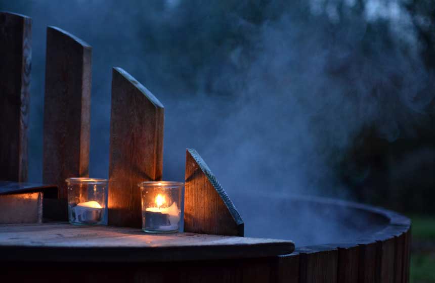The hot tub by candlelight ‒ what could be more romantic on a gypsy caravan holiday or on a stopover night to your ski holiday! 