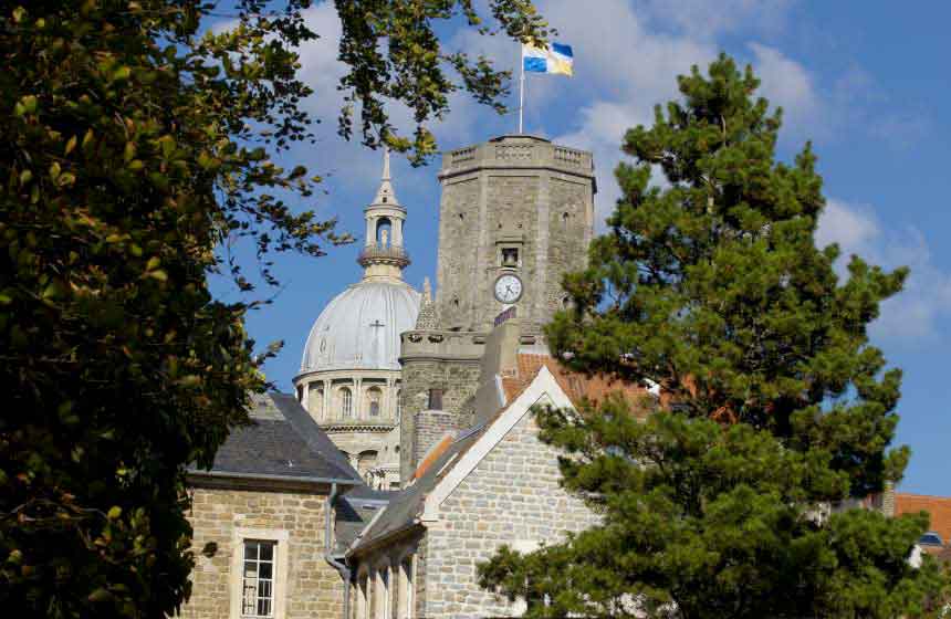 A romantic walk in the cobbled streets of Boulogne sur Mer's fortified town