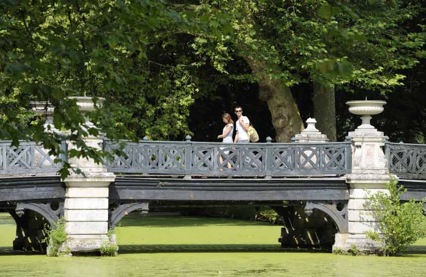 Enjoy a romantic stroll in Château de Chantilly’s vast and majestic grounds
