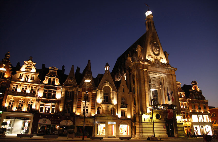 Admire the ‘Hôtel de Ville’ (town hall) in ‘Grand Place’, Béthune’s main square 