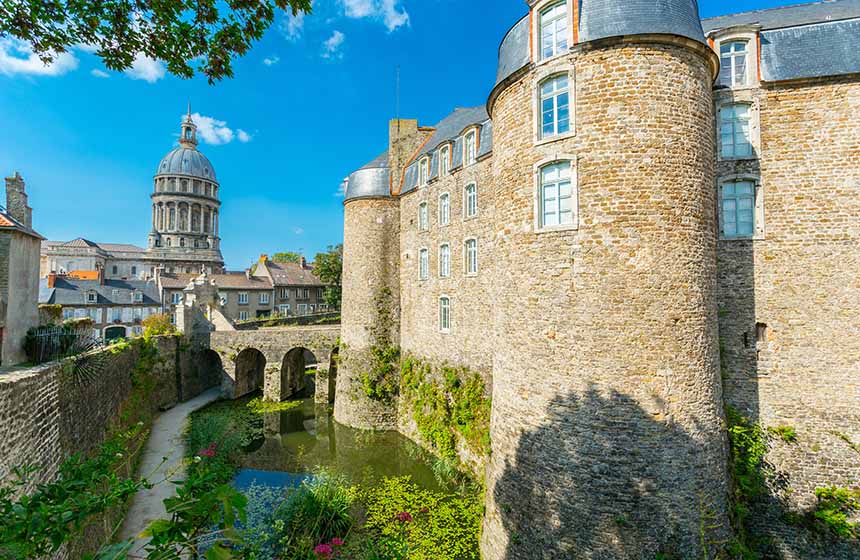 During your chateau break near Calais, be sure to take a walk around the ramparts in Boulogne-sur-Mer's old town