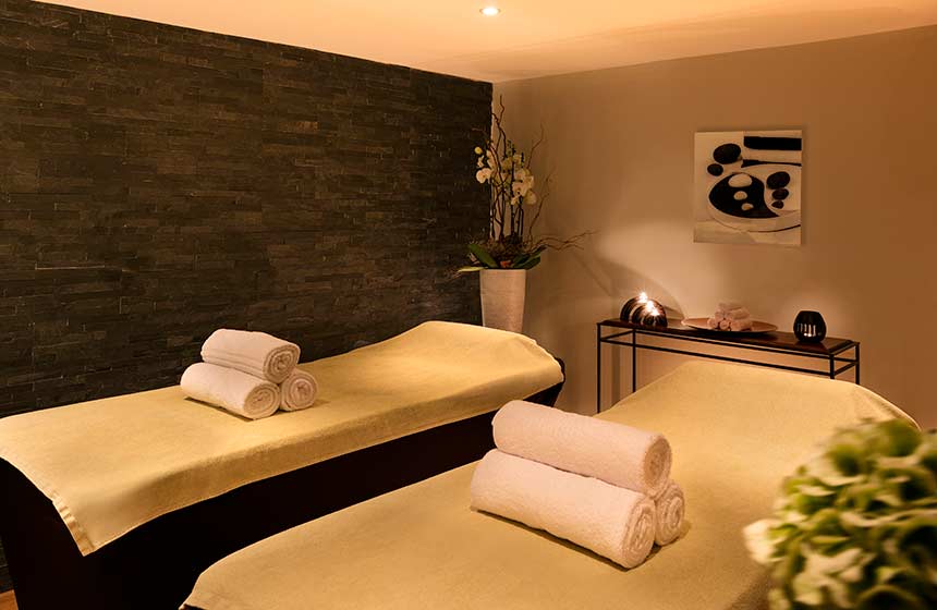 Why not treat yourselves to a romantic massage-for-two during your stay at Château-de-Montvillargenne hotel in Northern France