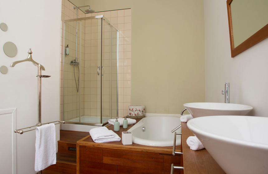 Your family suite at Cercle de Malines has its own stylish and contemporary bathroom
