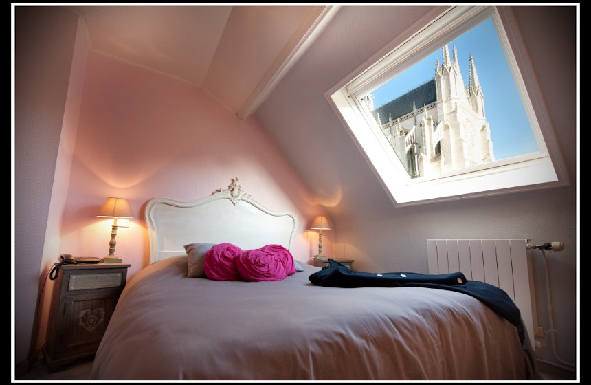 Double room with view on Notre-Dame d’Amiens cathedral, Le Prieuré hotel