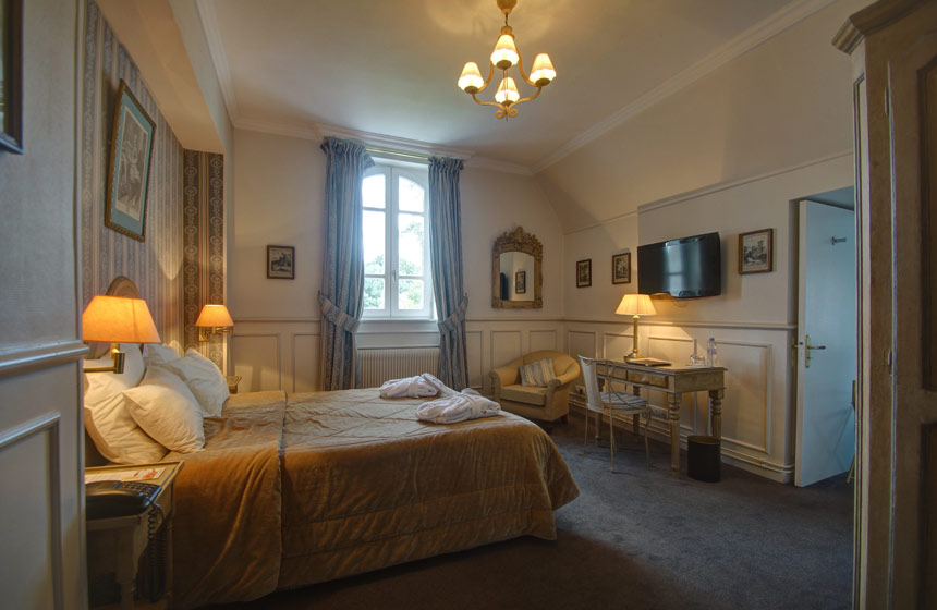 Neutral tones characterise this luxury room on your château-hotel holiday near St-Omer