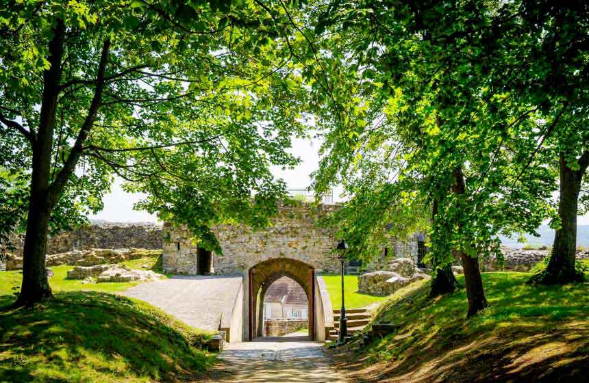 Enjoy a romantic stroll along the ramparts in Chateau-Thierry