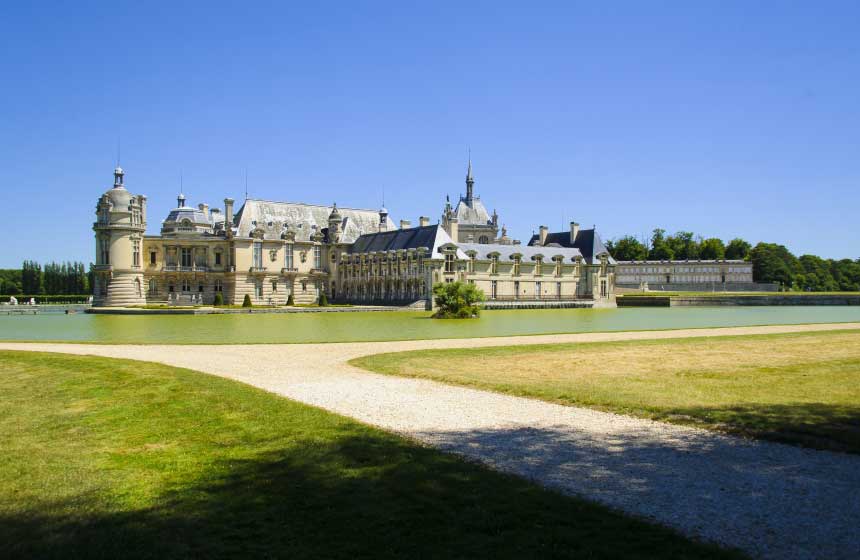 Enjoy a romantic stroll in Château de Chantilly’s vast grounds