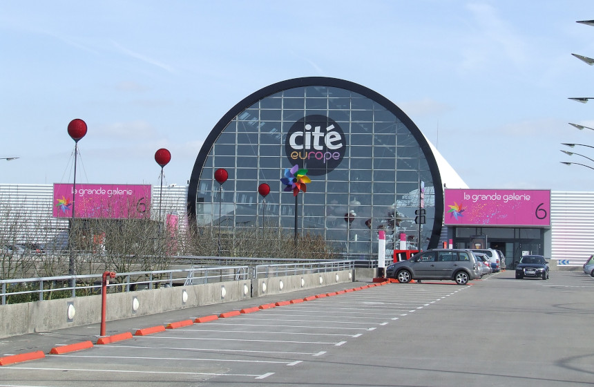 Bargain shopping session at Cité Europe: 120 shops, restaurants and a Carrefour… with free parking