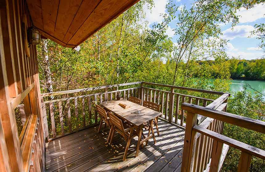 Wake up on the waterside at Cabanes de La Réserve