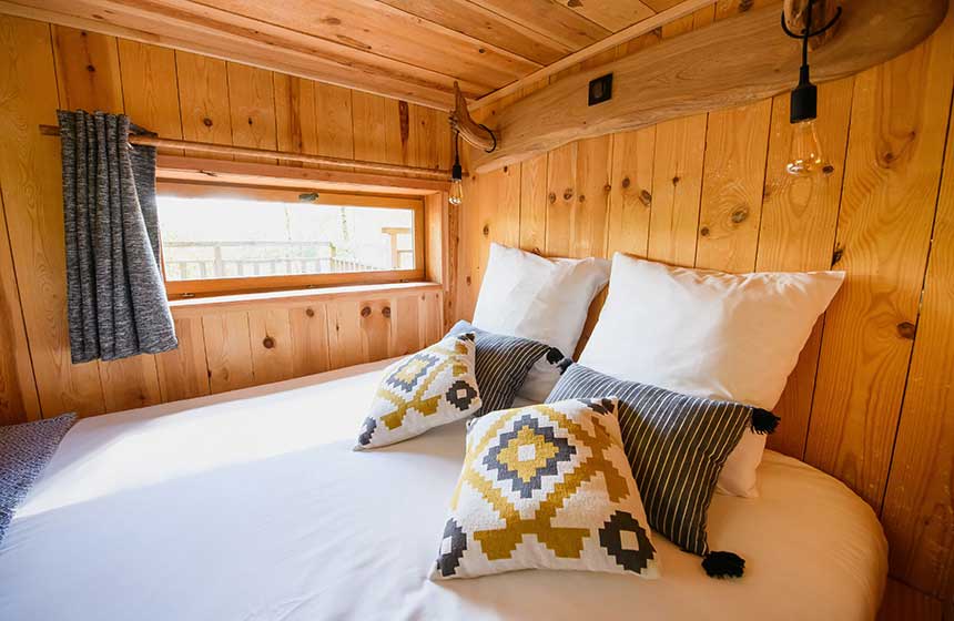 Just 1 hour and 15 minutes from Paris, enjoy total zzzzzzen in your cosy cabin at Cabanes de La Réserve!