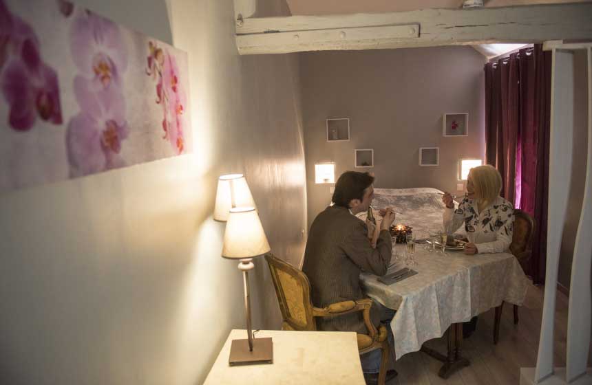 Dîner romantique aux bougies dans votre suite