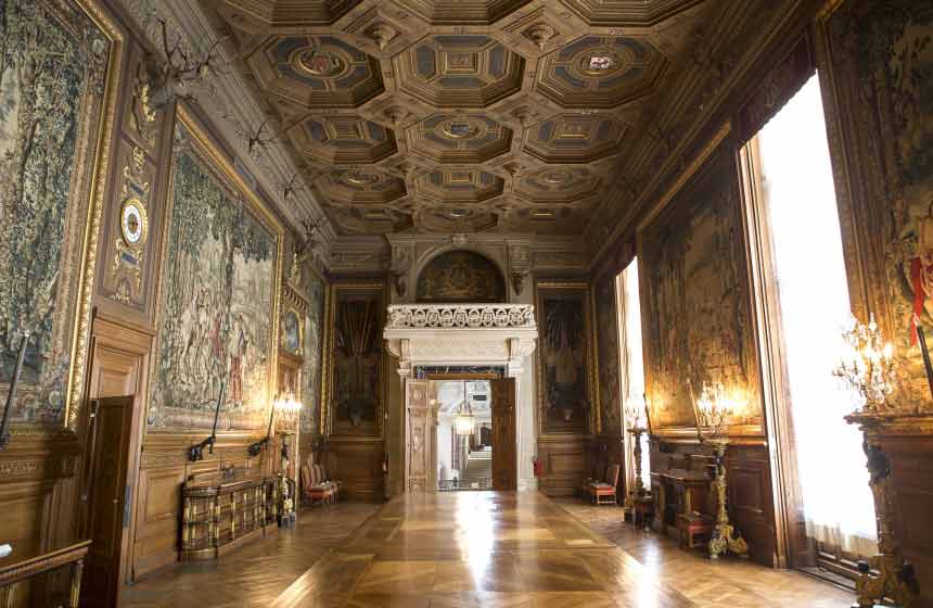 Don’t miss the opportunity to visit the iconic Chateau de Chantilly during your stay