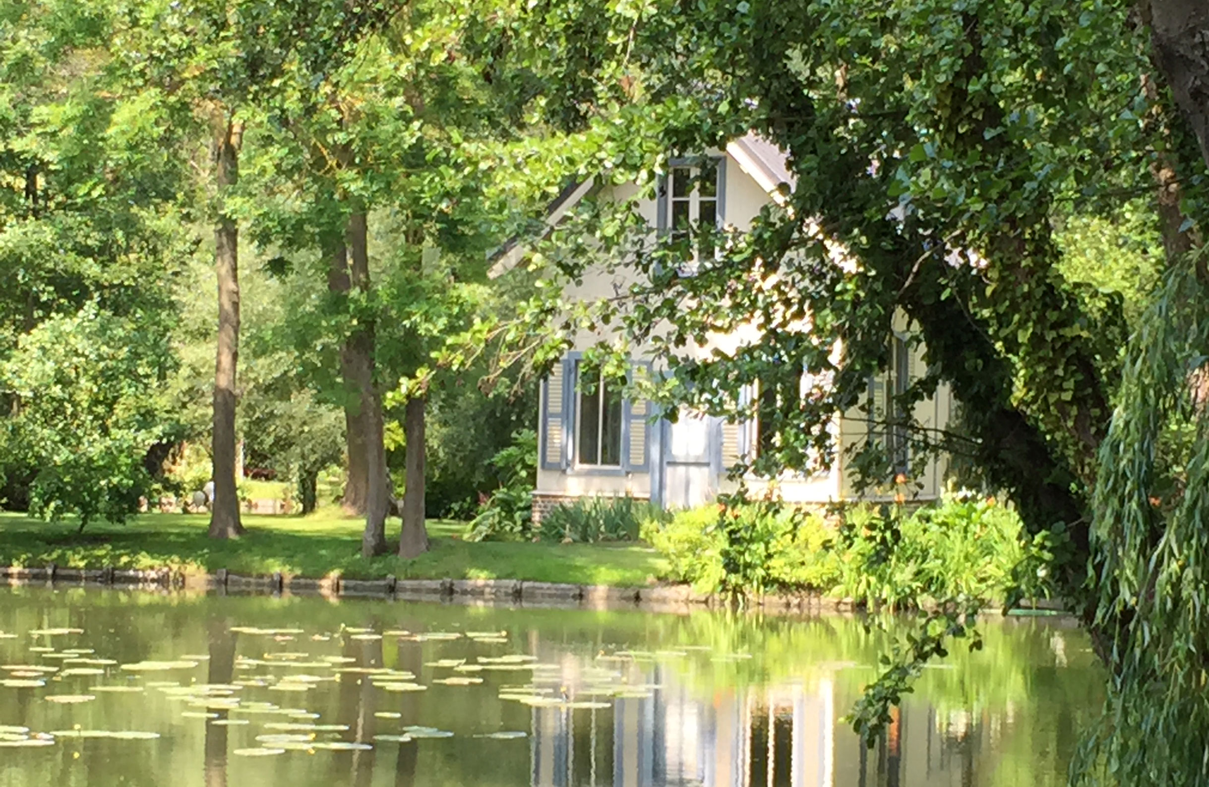 Enjoy a romantic weekend break at ‘Chés-Mouch'à-Miel’, your Amiens holiday cottage at the heart of the Hortillonnages floating gardens in Northern France