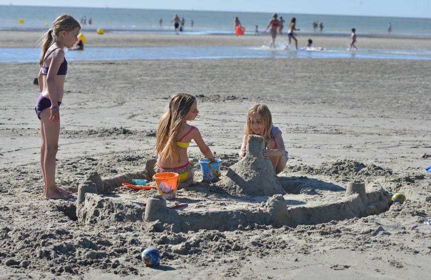 The vast beaches of Northern France provide plenty of space for the children to explore. B&B Villa Samoa, Bray-Dunes 