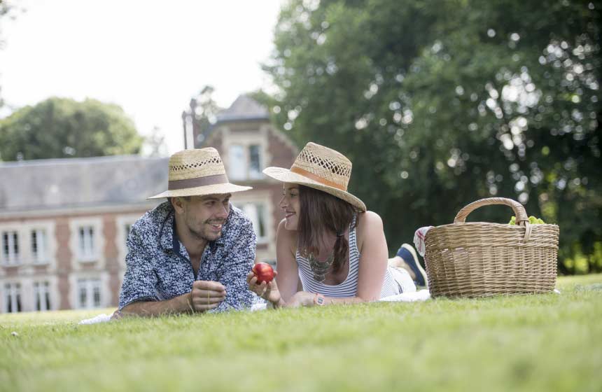 Enjoy a picnic in the grounds during your stay at Château d'Omiécourt in northern France