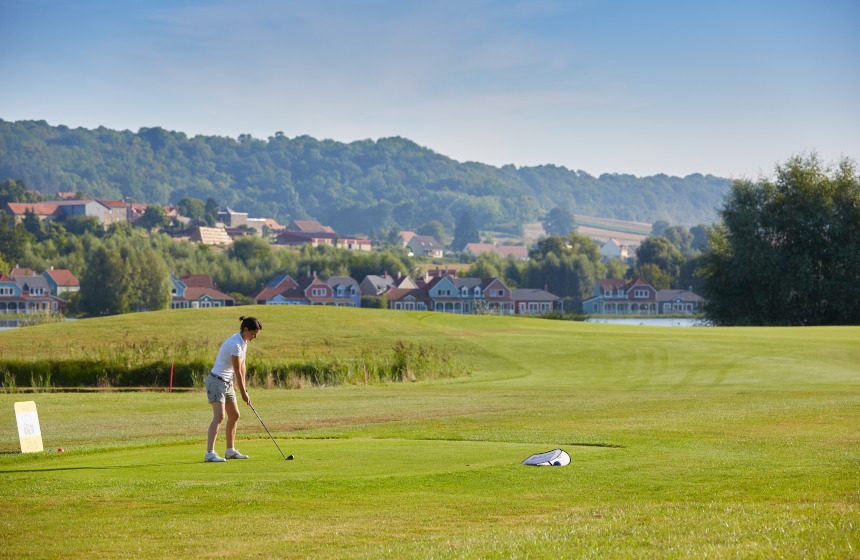 Between lake and forest this golf course is set in lush greenery