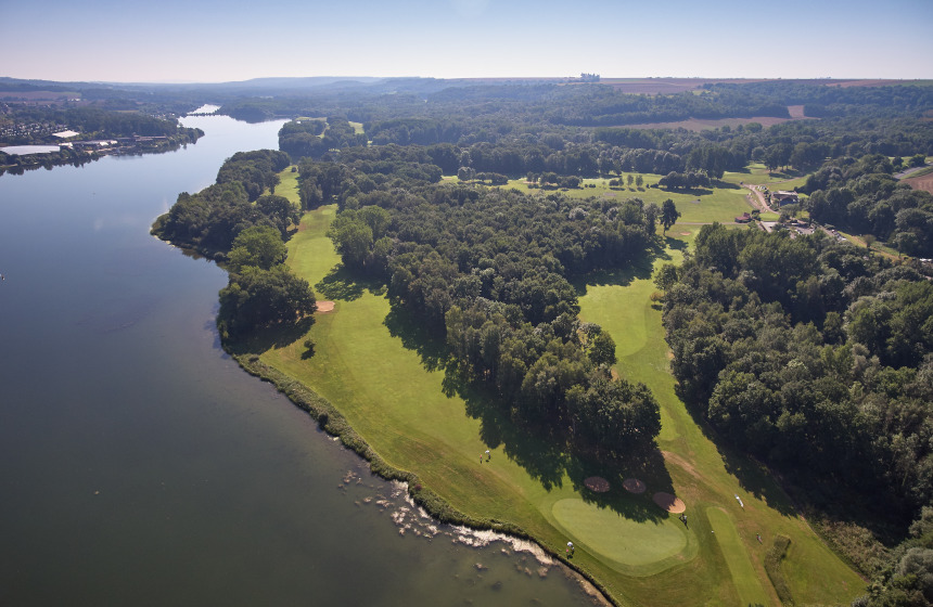 Choose between 18 and 9 holes courses at the Ailette golf course, designed by Michel Gayon.