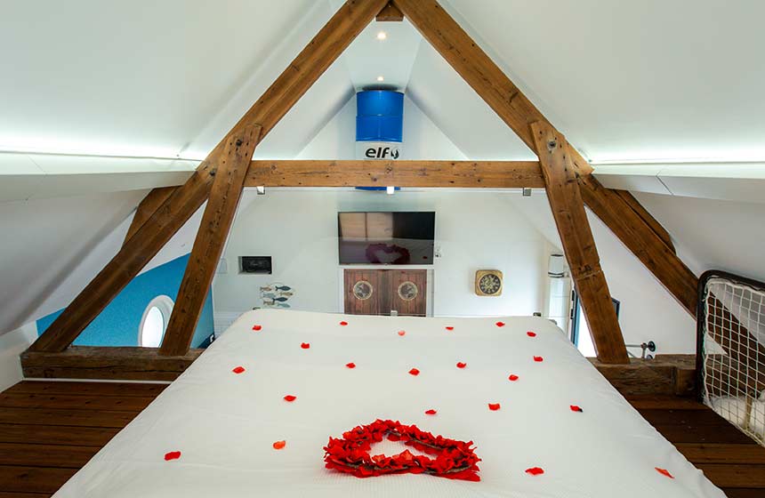 The Bateau gite’s spacious mezzanine bedroom