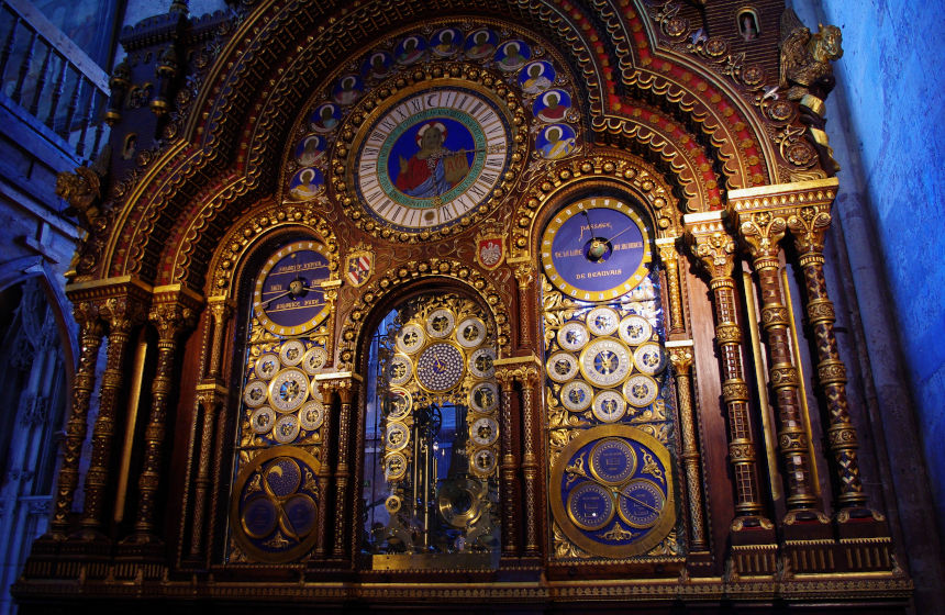 Les Chambres de l'Abbaye - Astronomical clock in Beauvais cathedral, Northern France